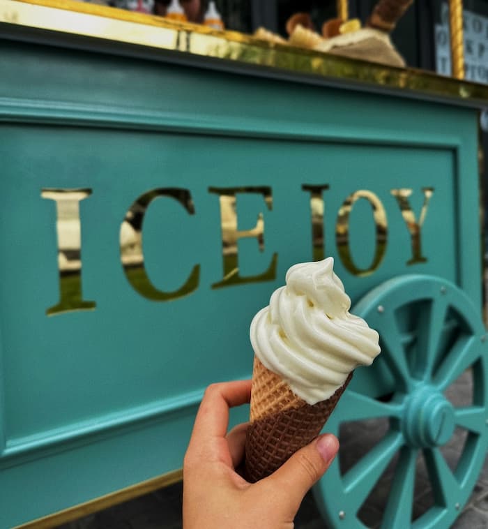 Detail of temperature setting button on kettle bass with digital degree readout.